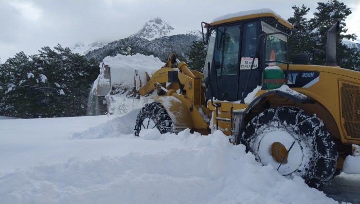 Alanya’da karla mücadele çalışmaları sürüyor