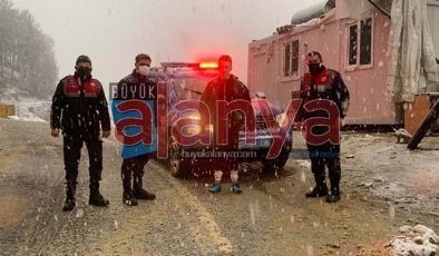 Alanya’da karda mahsur kalan bisikletçiyi jandarma kurtardı