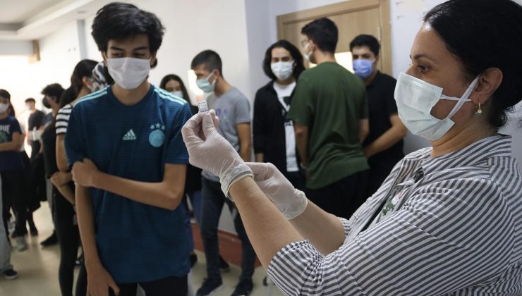 Alanya’da 12-15 yaş öğrencilere okulda aşı süreci başladı