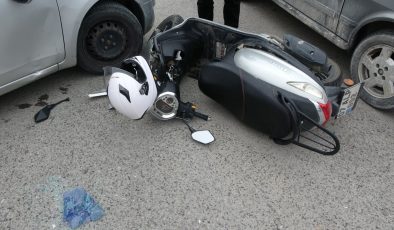 Motosiklet sürücüsünü kazada taktığı kask kurtardı