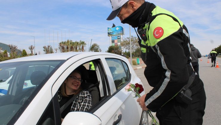 Trafik polislerinden kadın sürücülere karanfil