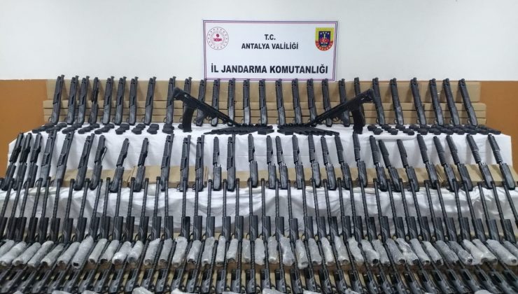 Silah kaçakçılarına operasyon: 154 tüfek ele geçirildi