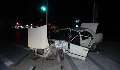 Alkollü araç sürücüsü önündeki araca arkadan çarptı