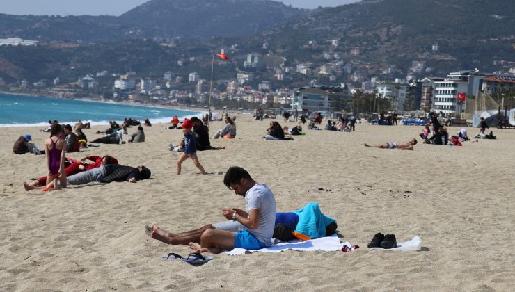 Alanya’da güneşli havayı fırsat bilenler plaja akın etti