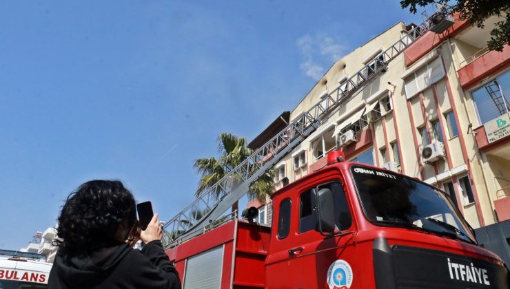 5 katlı apartmanın çatı katında çıkan yangın, mahalleliyi korkuttu