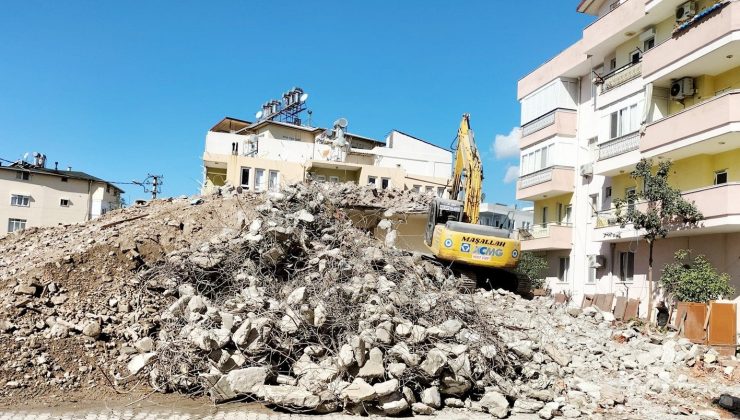 Gazipaşa’da eski binalar yıkılıyor