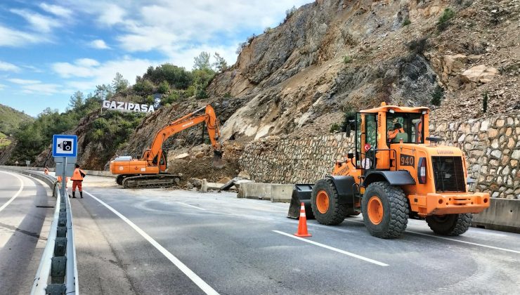 Gazipaşa’da Alanya yolu tek şeritten trafiğe açıldı