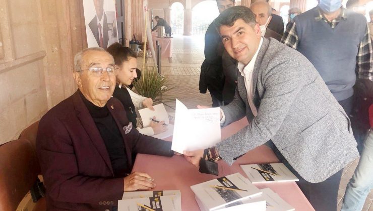 Gazipaşalı öğretmen Osman Özcan kitabını imzaladı