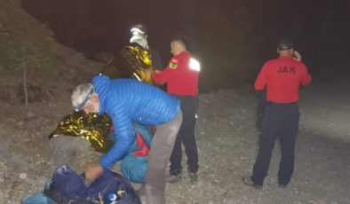 Dağda mahsur kalan Hollandalı turistleri JAK kurtardı