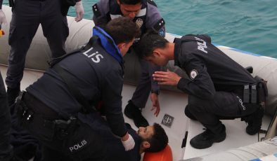 Falezlerden düşen üniversite öğrencisini, deniz polisi kurtardı