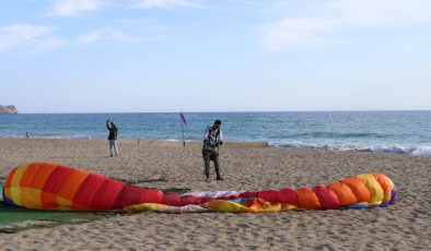 Alanya’da antrenman uçuşu yapan paraşütçü, kız arkadaşıyla denize düştü