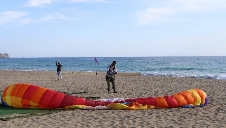 Alanya’da antrenman uçuşu yapan paraşütçü, kız arkadaşıyla denize düştü