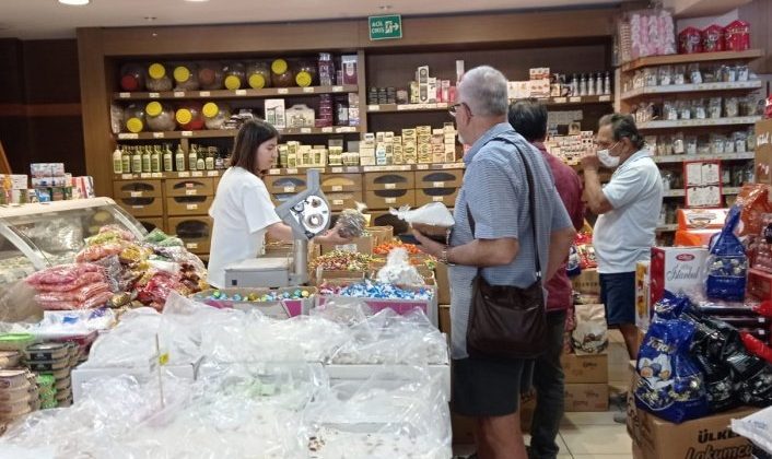 Alanya’da bayram öncesi şeker ve çikolatanın fiyatı cep yakıyor