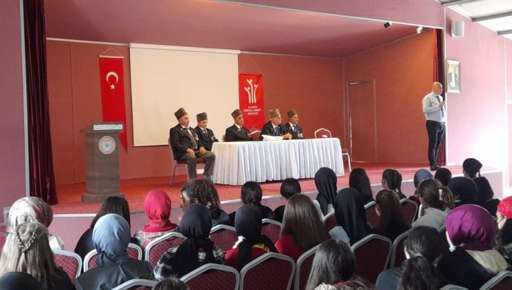 Alanyalı Kıbrıs gazileri tecrübelerini öğrencilerle paylaştı