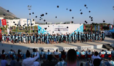 ALKÜ Turizm Fakültesi’nde mezuniyet heyecanı