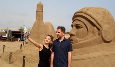 ‘Uzay Macerası’ temalı kum heykellere yoğun ilgi