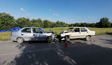 Alanya’nın komşusunda otomobiller kafa kafaya çarpıştı