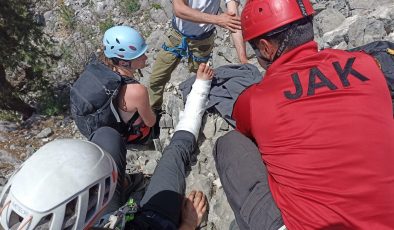 Dağa tırmanırken ayağını kırıp mahsur kalan Amerikalı turist, Skorsky ile kurtarıldı