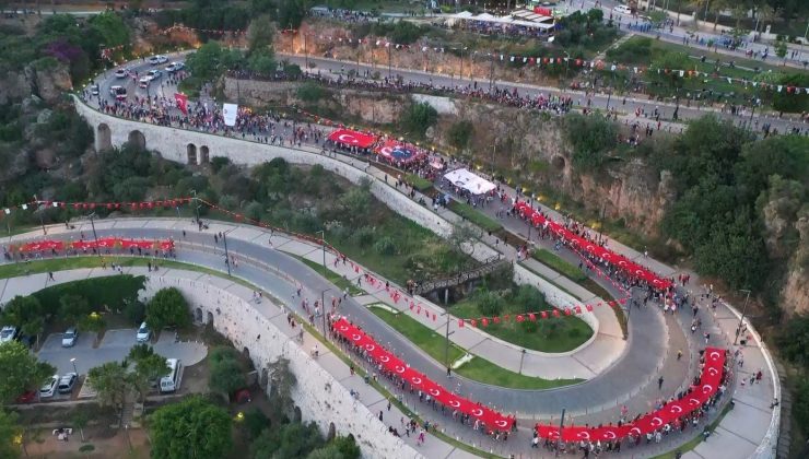 Binlerce kişinin Türk bayraklarıyla yürüyüşü havadan görüntülendi