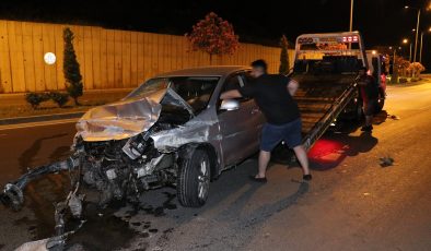 Alanya’da önündeki araçta eşinin kaza yaptığını gören adam da kaza yaptı