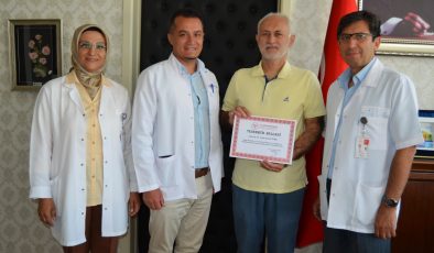 Alanya’da emektar sağlıkçıya teşekkür belgesi