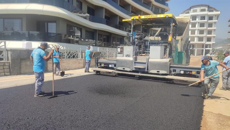 Alanya’da sıcak asfalt çalışmaları aralıksız sürüyor