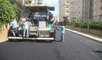 Alanya’da sıcak asfalt çalışmaları devam ediyor