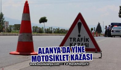 Alanya’da motosiklet elektrik direğine çarptı: 2 yaralı