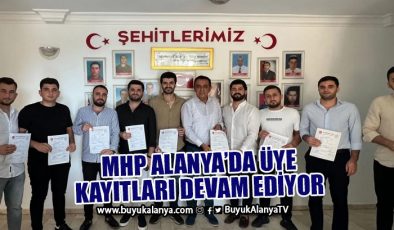 MHP Alanya’nın yeni üyelerine belgelerini Başkan Sünbül verdi