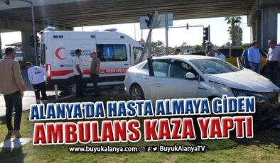 Alanya’dan Manavgat’a hasta almaya giden ambulans otomobille çarpıştı