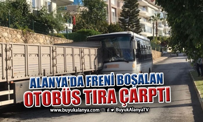 Alanya’da freni boşalan halk otobüsü tıra çarptı
