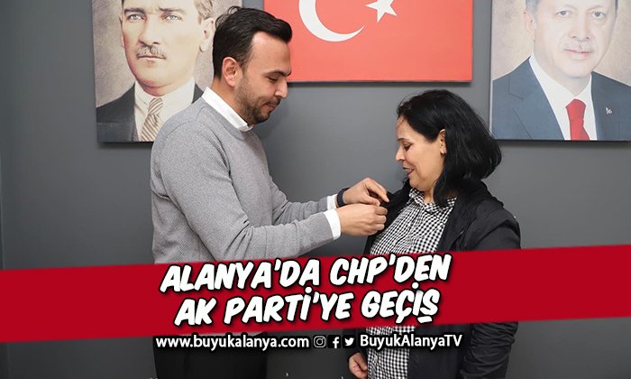 Alanya’da CHP’den istifa edip AK Parti’ye geçen vatandaşın rozetini Başkan Toklu taktı