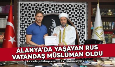 Alanya’da Müslüman olan vatandaşa Rusça Kur’an-ı Kerim hediye edildi
