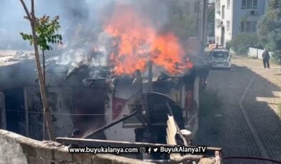 Tarihi mahalledeki ahşap ev alev alev yandı