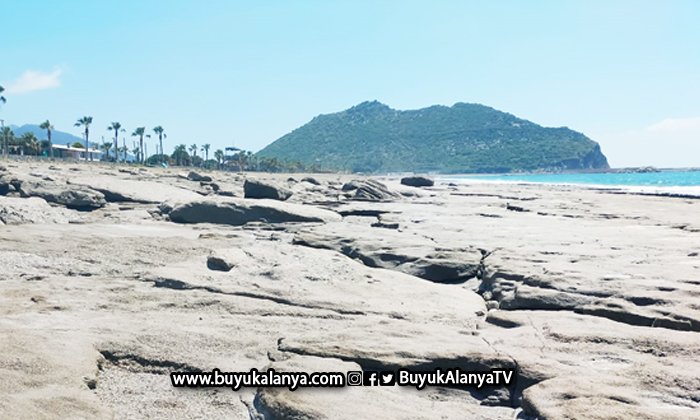 Gazipaşa sahilindeki dev kayalar turizme engel!