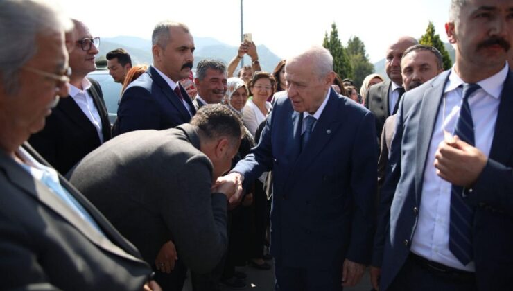 Başkan Yücel Antalya’ya gelen Bahçeli’yi karşıladı
