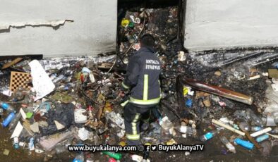 Binanın üzerine atılan çöpler ikinci kez yangın çıkardı