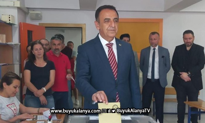 MHP İlçe Başkanı Sünbül oyunu kullandı