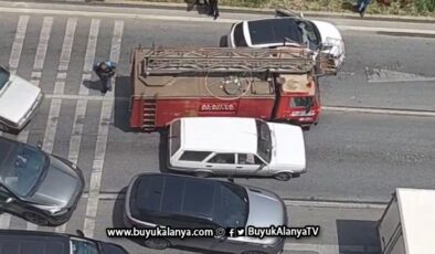 Alanya’da freni boşalan araç duran araçlara çarptı
