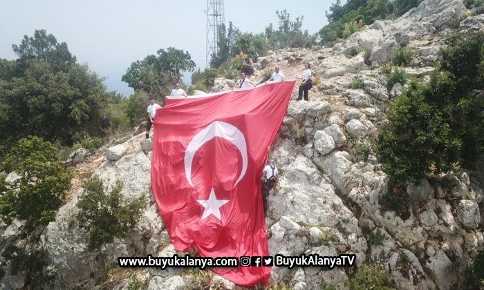 100 metrelik uçurumda Türk bayrağı astılar