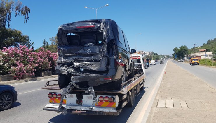 Alanya’da midibüs ile VİP minibüs çarpıştı: 1’i ağır 11 yaralı