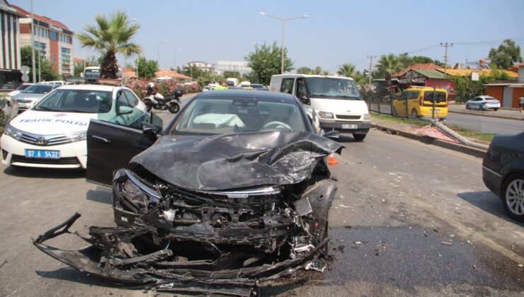 Kontrolden çıkan otomobil karşı şeritteki otomobille çarpıştı: 2 ölü, 3 yaralı