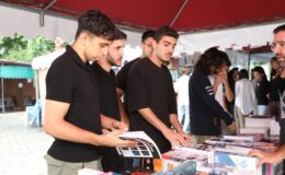 Alanya’da öğrenciler ucuz kitap fuarında buluştu