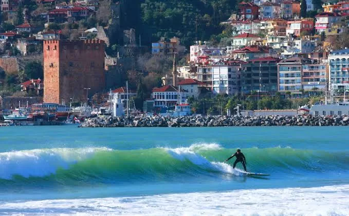Alanya’da sörfçüler dalgaların tadını çıkardı