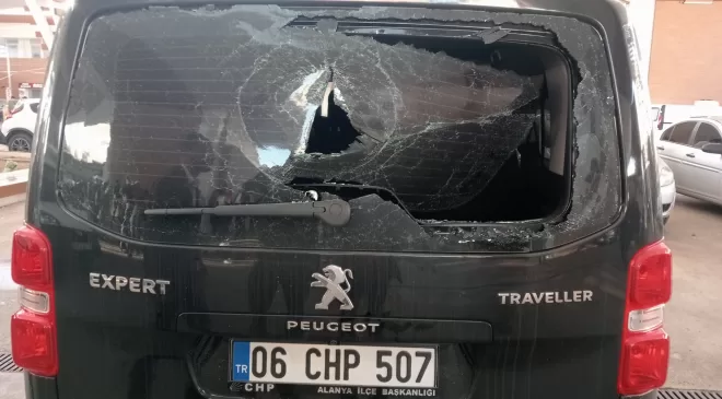 CHP Alanya’nın aracına Manavgat’ta çirkin saldırı