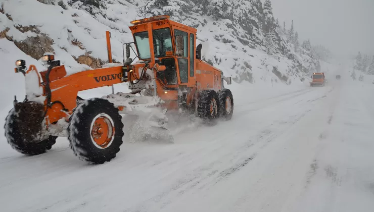 Antalya-Konya kara yolunda kar yağışı devam ediyor