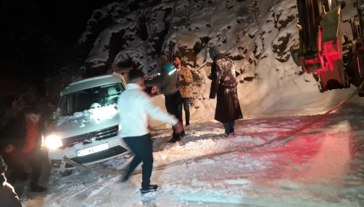Alanya’da karda mahsur kalan 15 araç ve 20 vatandaş kurtarıldı