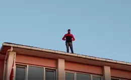 Alanya’da işçi parasını alamayınca çatıya ÇIKTI