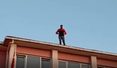 Alanya’da işçi parasını alamayınca çatıya ÇIKTI