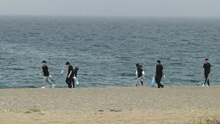 Gençler sahilde bırakılan çöpleri TOPLADI